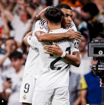 Dias đăng ảnh ôm Mbappé, Mbappé để lại lời nhắn: Anh trai tôi❤️