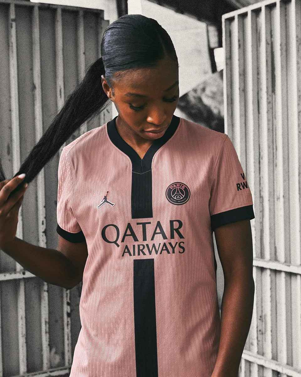 Áo thi đấu sân khách thứ hai của PSG của mùa giải 2024-25