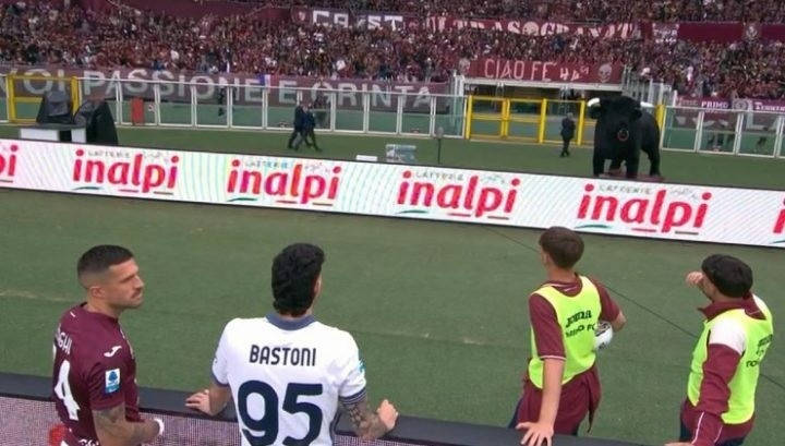 Trận đấu Torino vs Inter bị gián đoạn vài phút vì một CĐV rơi từ khán đài xuống, làm 3 người bên dưới bị thương
