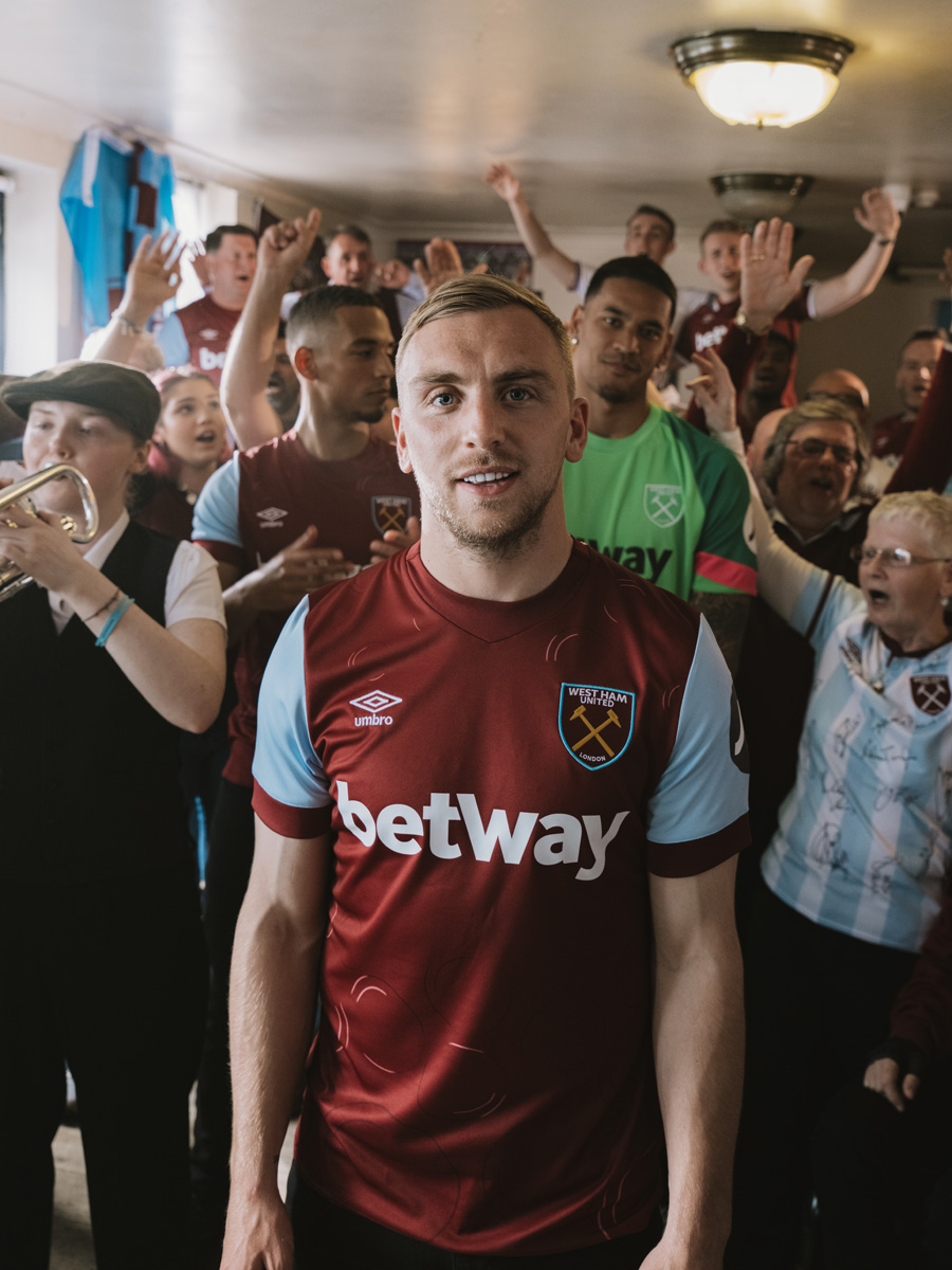 Áo đấu sân nhà của West Ham United 2023-24
