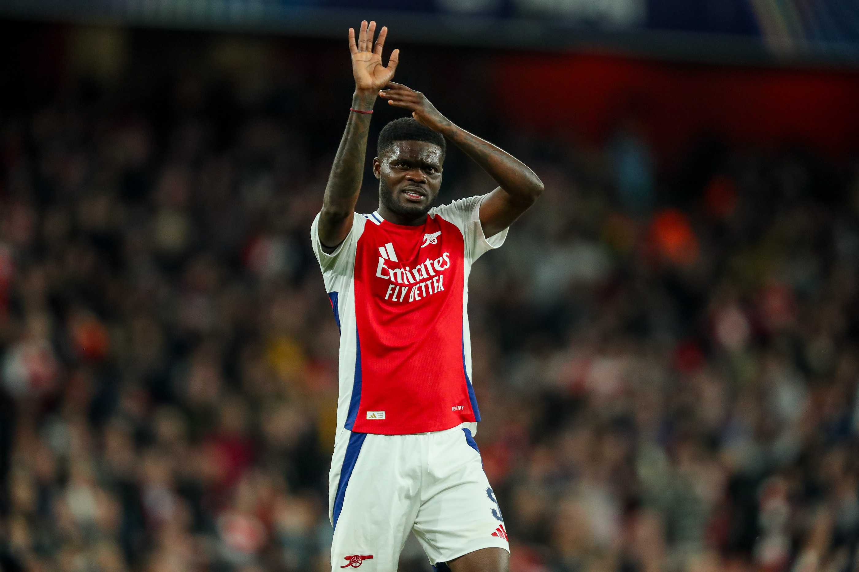 Arsenal tái khởi động đàm phán hợp đồng với Thomas, Barcelona để mắt tới