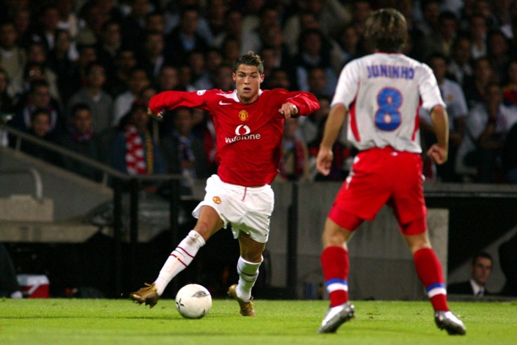 Ngày này 21 năm trước: Manchester United ký hợp đồng với cầu thủ trẻ 18 tuổi người Bồ Đào Nha Cristiano Ronaldo với giá 19 triệu euro