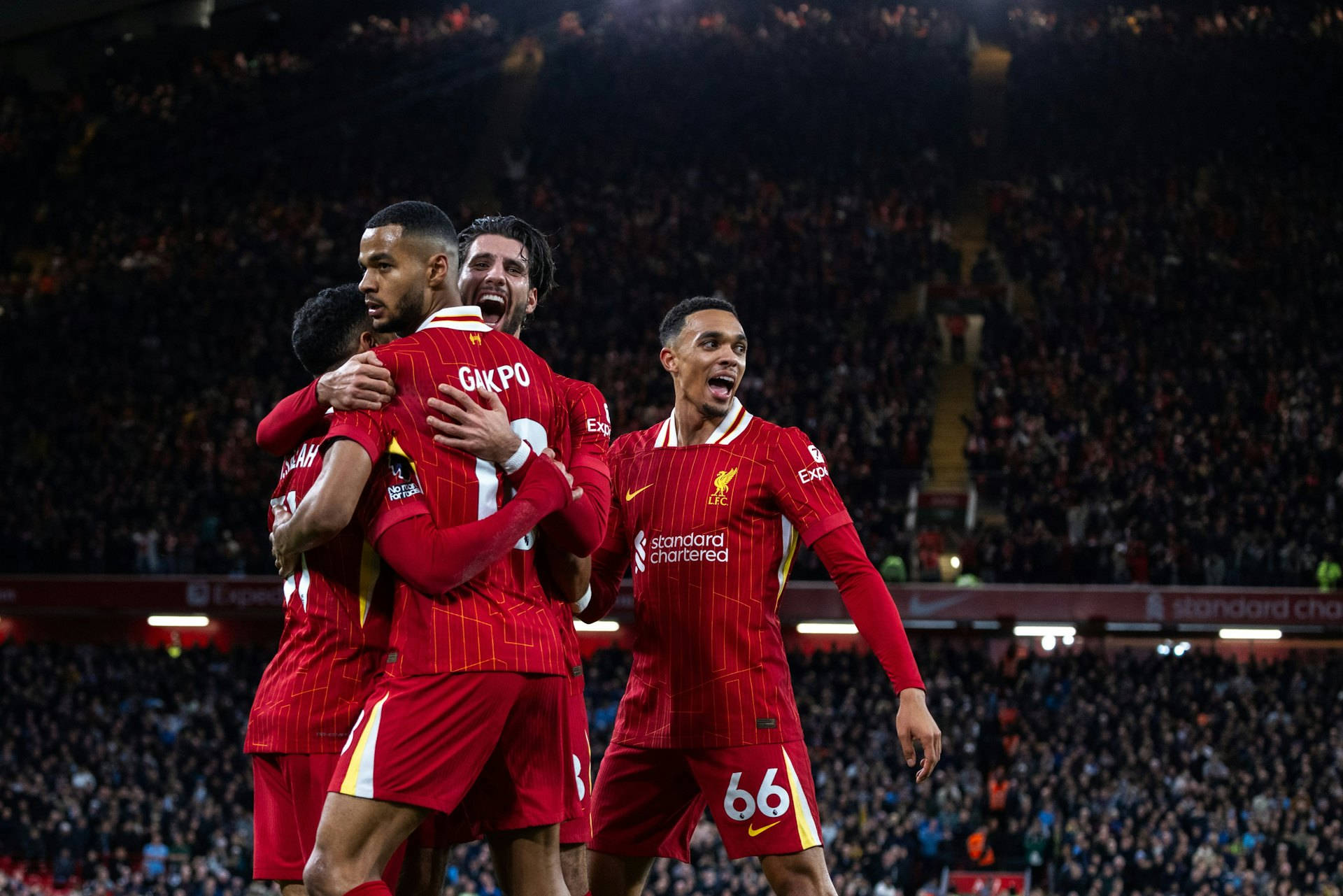 Liverpool giành 9 thắng và 1 hòa, dẫn đầu Ngoại hạng Anh với cách biệt 9 điểm, toàn thắng Champions League