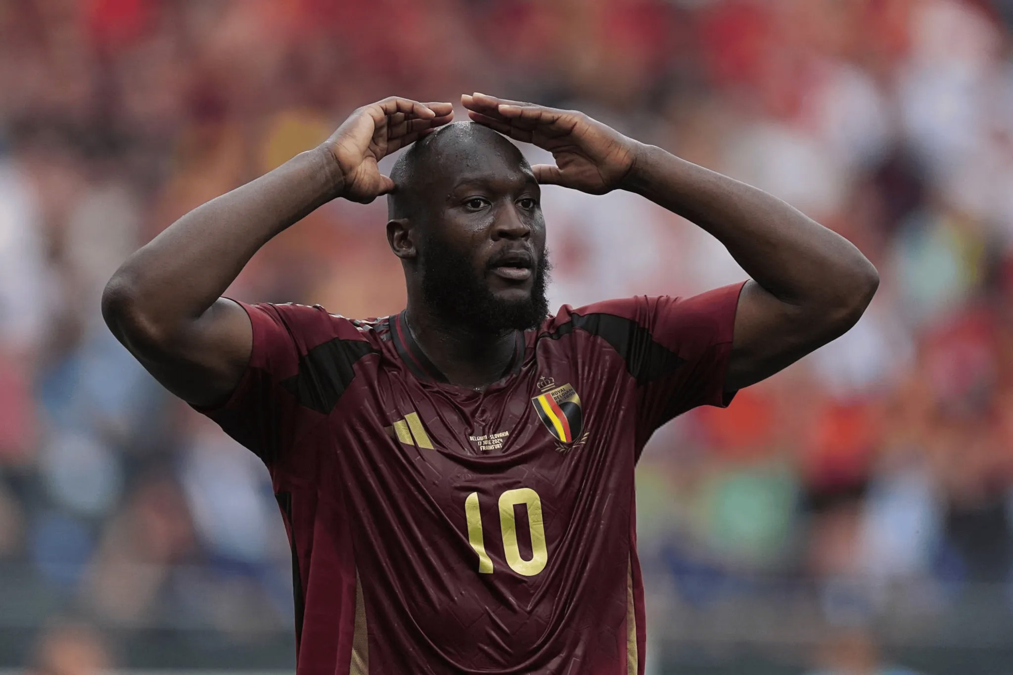Lukaku là cầu thủ đầu tiên trong lịch sử Euro ghi được 2 bàn trong một trận đấu nhưng cả hai đều bị VAR từ chối