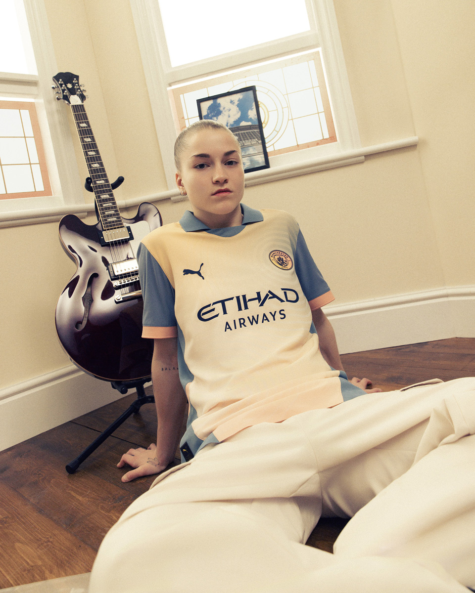 Áo thi đấu sân khách thứ ba của Manchester City 2024-25