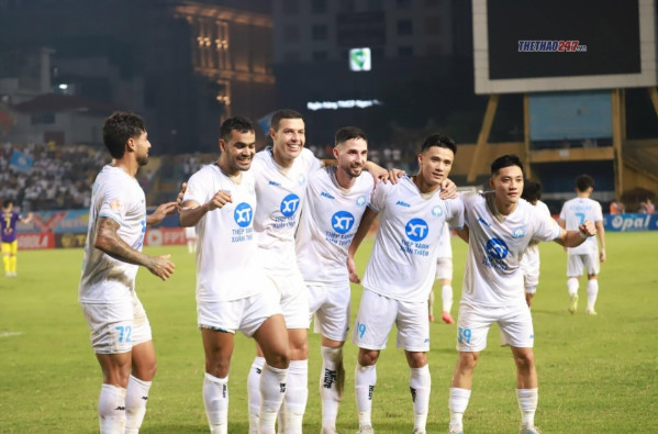 Nam Định nhấn chìm Hà Nội 3-0, khẳng định đẳng cấp nhà ĐKVĐ