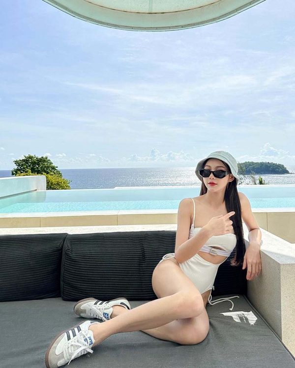 เบอร์รี่หญิง จุฑารัตน์ ปล่อยดาเมจ สะเทือนโซเชียล นุ่งวันพีซเว้าสูง อวดหุ่นเผ็ด !!