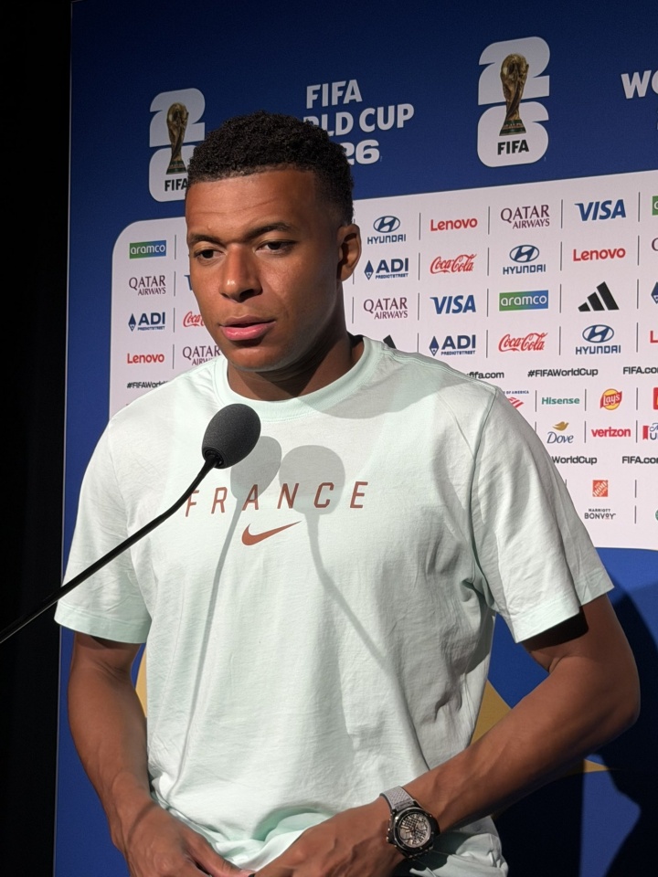 Mbappé: Chưa từng gặp chuyện như vậy, trọng tài nói có phạt đền rồi lại đổi ý