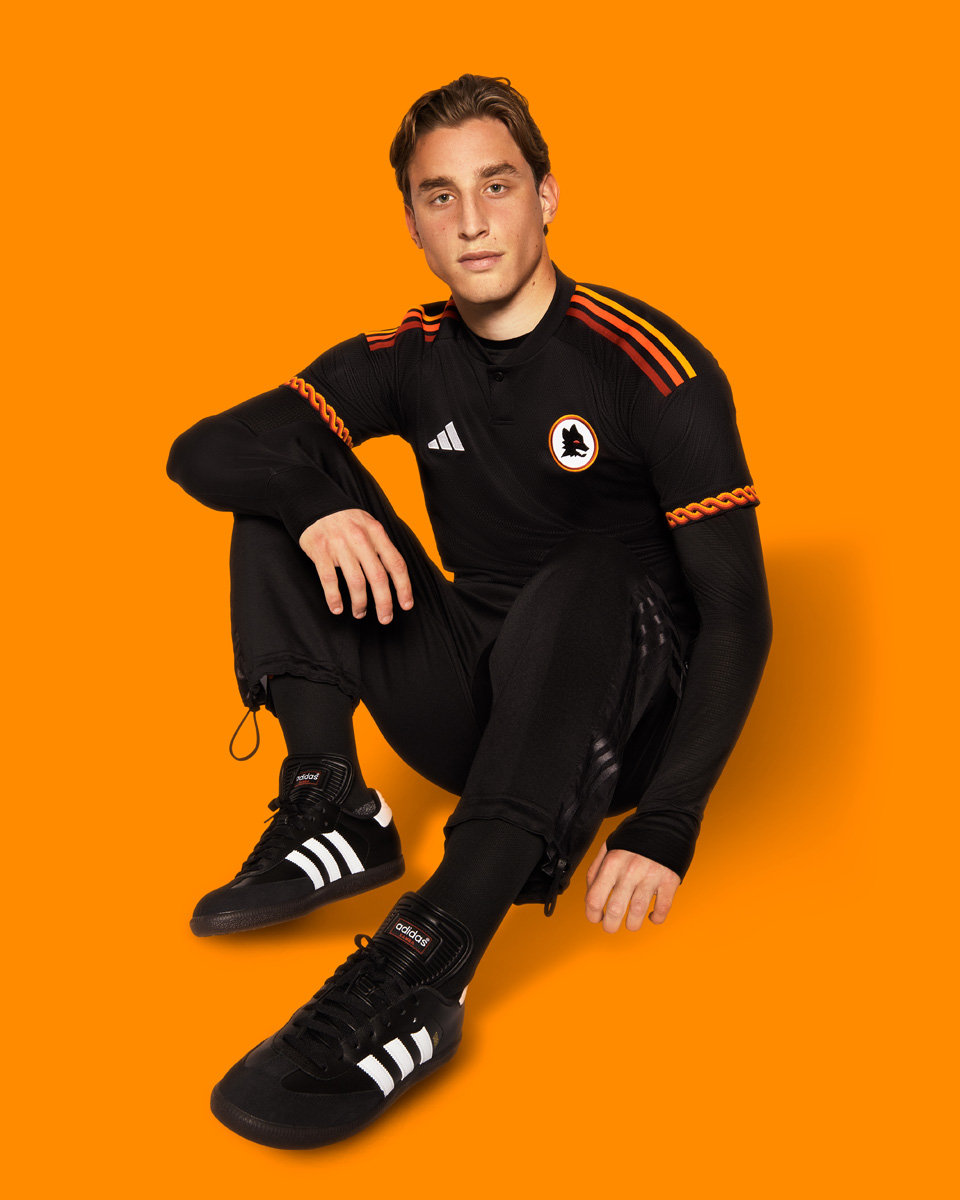 Áo sân khách thứ hai của AS Roma 2023-24