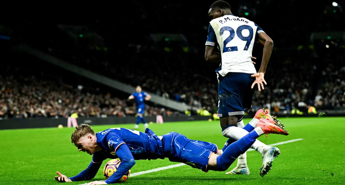 Photo: Cole Palmer's Annoying Expression After Referee Points to the Spot, Penalty King Is Free