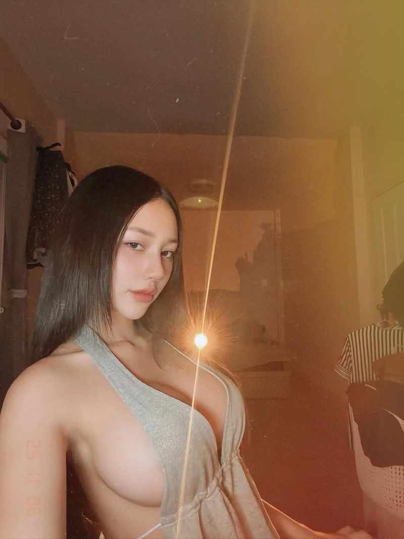 กิฟท์ รชา พริตตี้สาวสุดฮอต กับชุดเว้าอกสุดแซ่บ เผยเนินอกเต็มตา