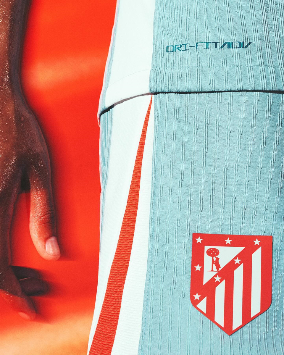 Áo đấu sân khách của Atletico Madrid cho mùai gải 2024-25