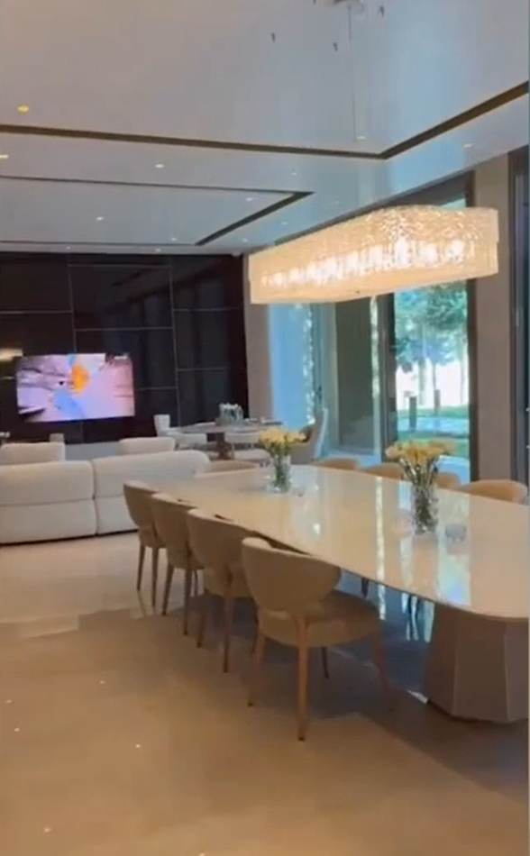 คริสเตียโน่ โรนัลโด้และจอร์จิน่าย้ายไปอยู่ที่บ้านพักใหม่ในริยาดที่เล็กกว่าแต่สะดวกสบายและหรูหรากว่า