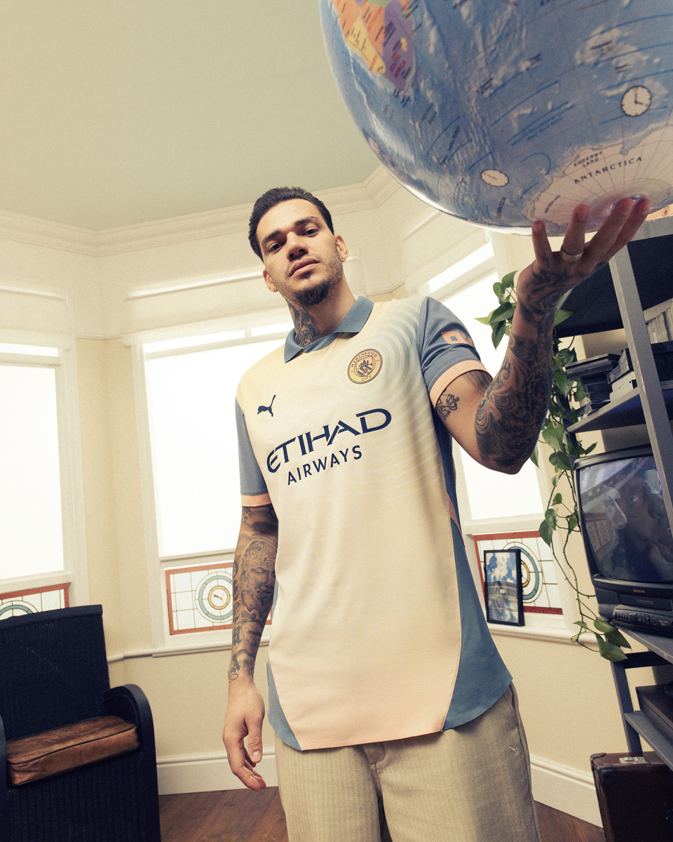 Áo thi đấu sân khách thứ ba của Manchester City 2024-25