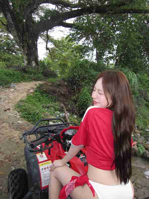 ซ้อก้าด ใส่เสื้อแมนยูขี่ ATV แต่ข้างล่างอย่างแซ่บ
