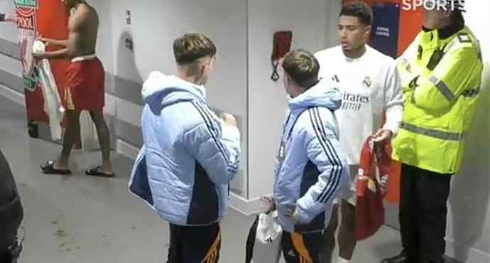 รักกันจริง! 'จู๊ด' ยืนรอแลกเสื้อ 'เทรนท์' หลังเกม