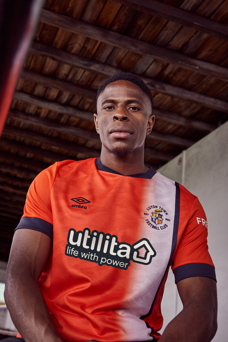 Áo Đấu Sân Nhà Của Luton Town 2023-24