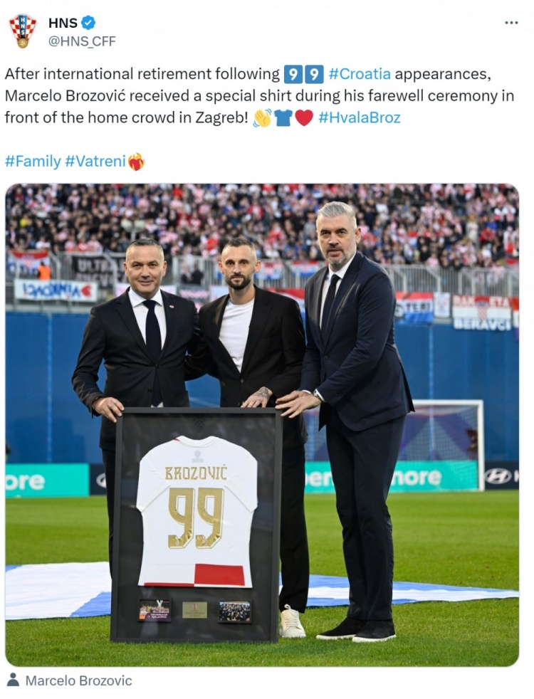 Giã từ đội tuyển quốc gia! Brozović được tặng áo kỷ niệm sau khi thi đấu 99 trận.