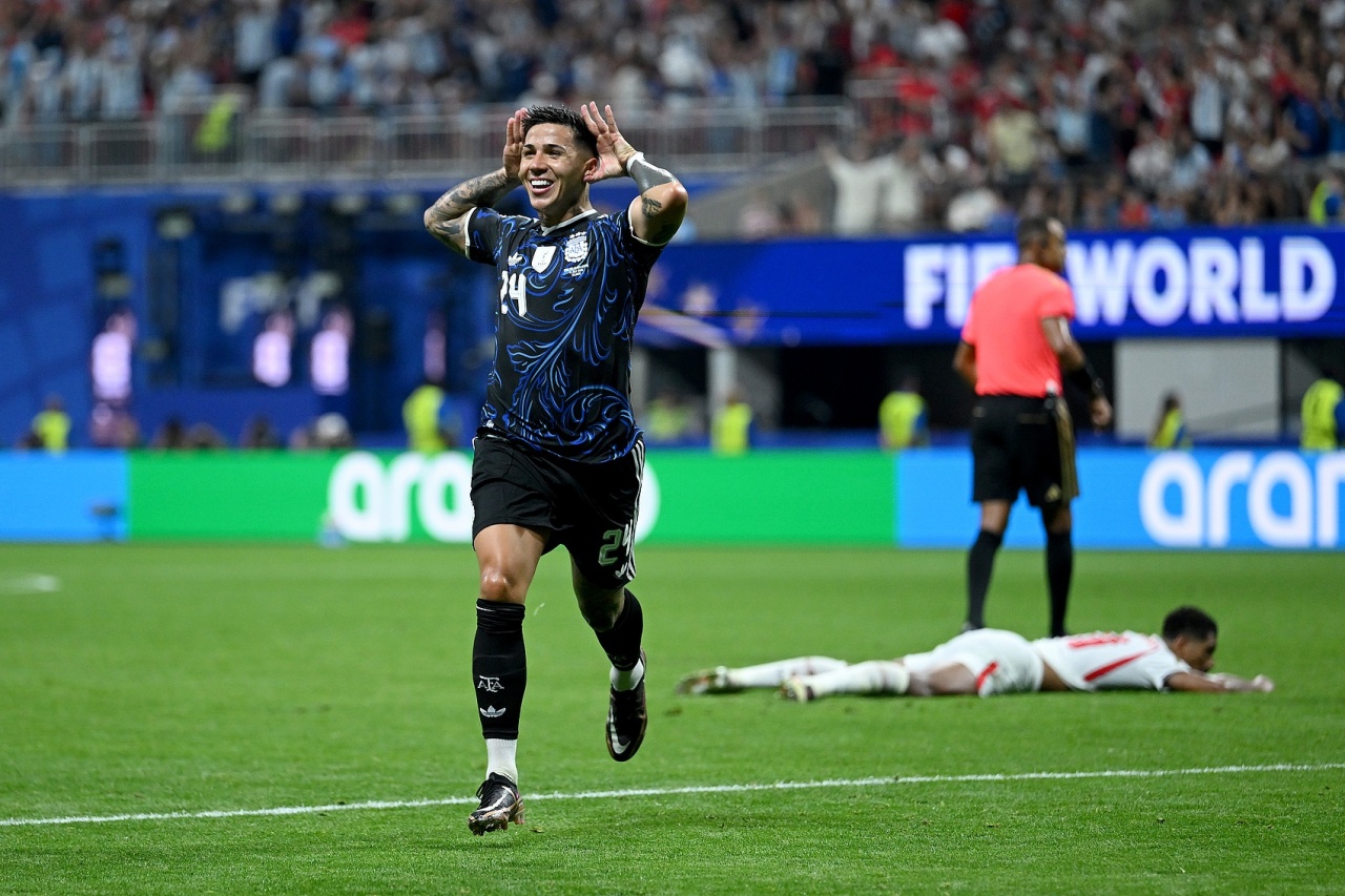 Argentina đã lội ngược dòng đánh bại Anh với tỷ số 2-1.