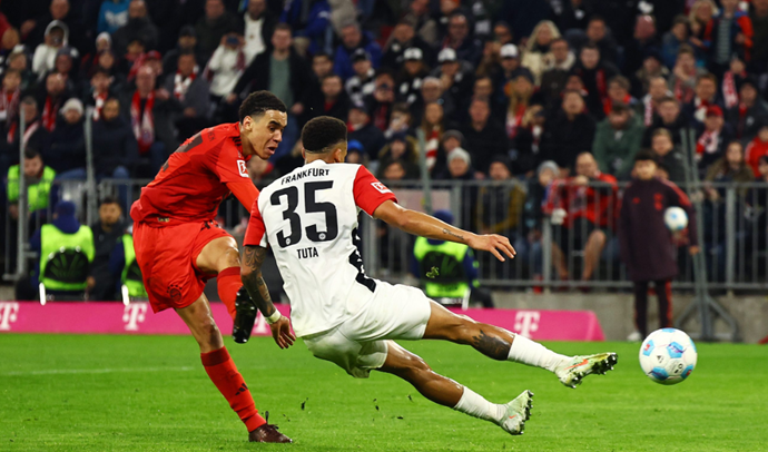 Bayern Munich Dominates Eintracht Frankfurt 4-0 to Extend Bundesliga Lead