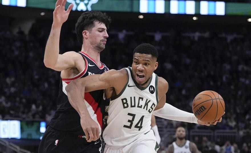 Bucks 102-105 Blazers, Lillard mắc sai lầm chí mạng bỏ lỡ cơ hội gỡ hòa