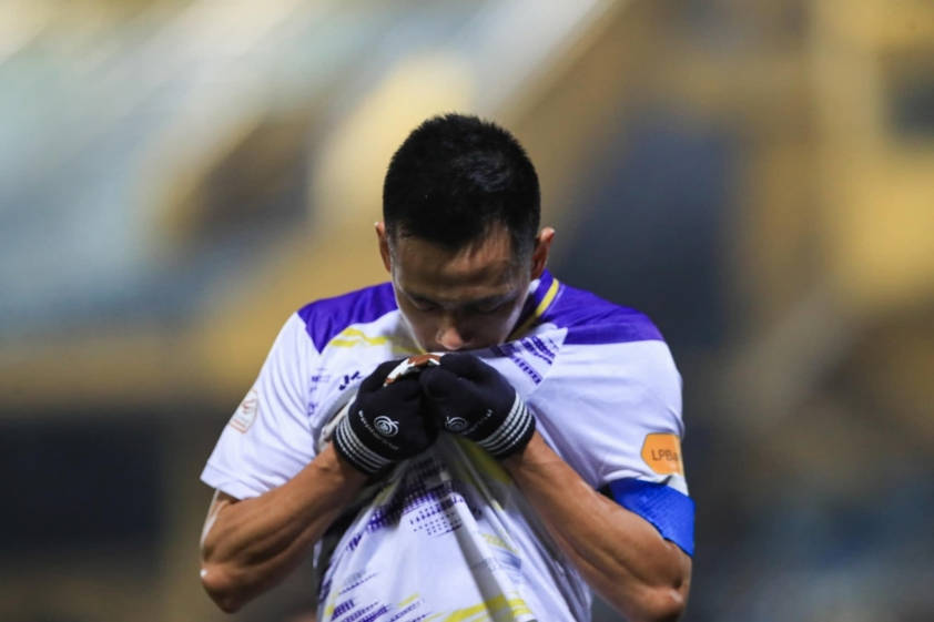 Văn Quyết ký thêm hợp đồng khủng với Hà Nội FC