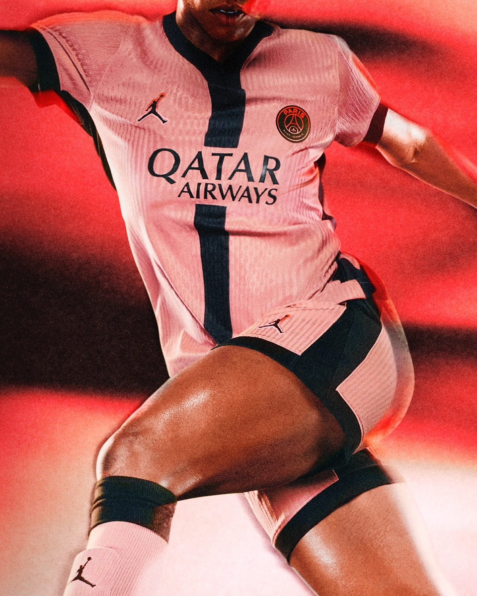 Áo thi đấu sân khách thứ hai của PSG của mùa giải 2024-25
