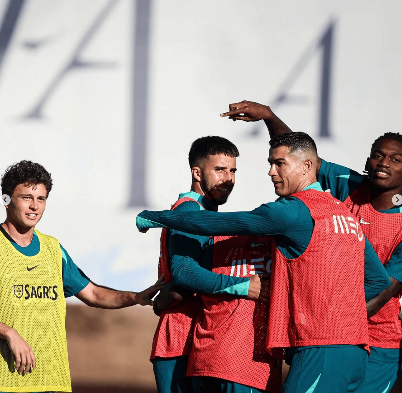 Cristiano Ronaldo đăng ảnh tập luyện của đội tuyển Bồ Đào Nha kèm dòng chữ: Hãy sẵn sàng cho trận đấu tại UEFA Nations League