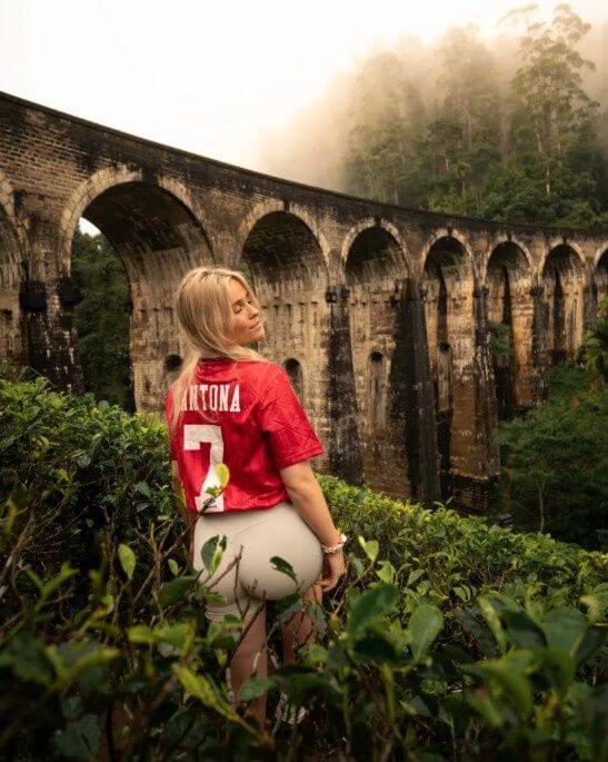 CĐV nữ quyến rũ nhất Man Utd diện áo đấu Cantona, gây bão mạng