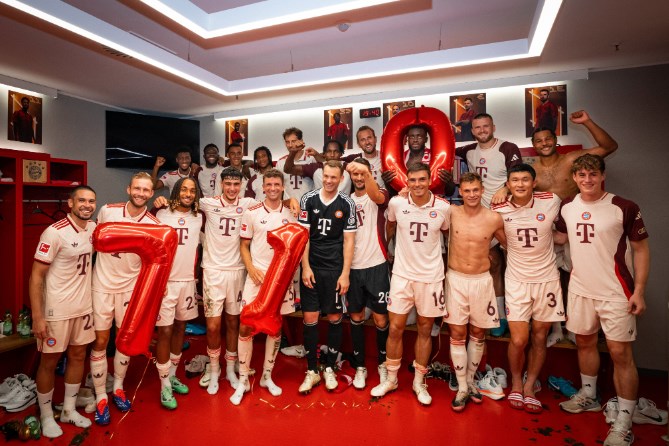 🎈Toàn đội Bayern chụp ảnh tập thể trong phòng thay đồ để ăn mừng việc Muller đăng quang ngôi vua xuất hiện mọi thời đại của đội