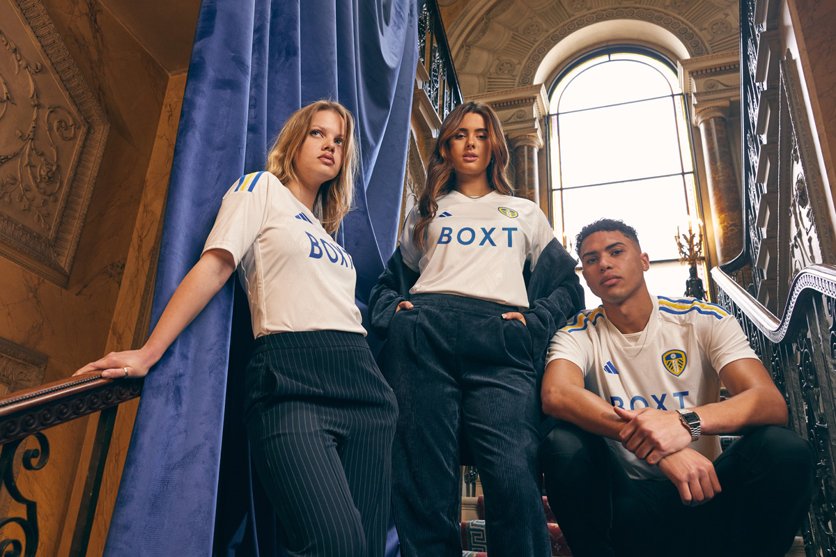 Áo đấu sân nhà của Leeds United 2023-24
