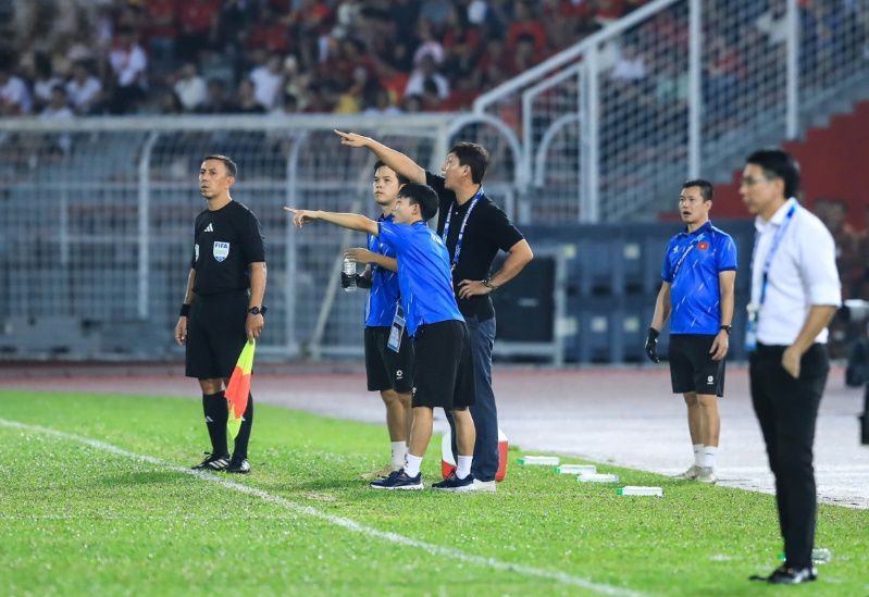 Việt Nam 2-0 Malaysia: Kim Sang-sik đúng bài