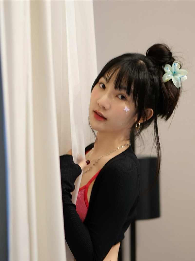 วิว ทัศนีย์ สุปรียาพร สลัดลุคสตรีมเมอร์สาวน่ารัก แจกความเซ็กซี่ละลายใจหนุ่ม ๆ