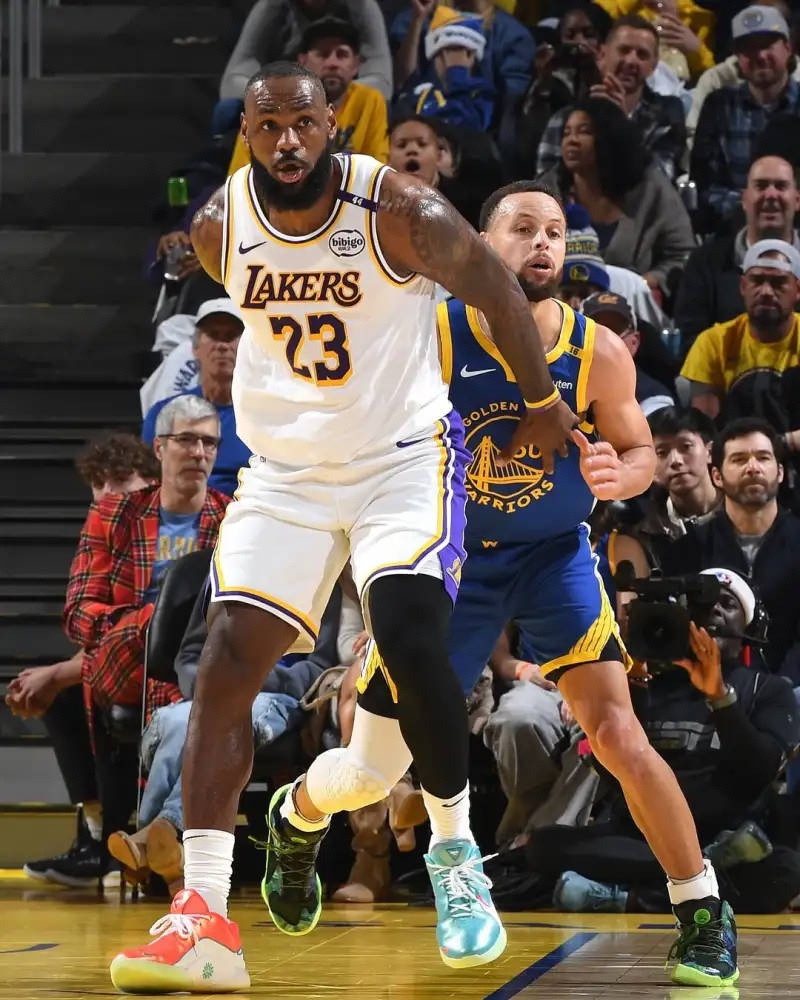 Trận đấu giữa Lakers và Warriors thu hút rất nhiều khán giả