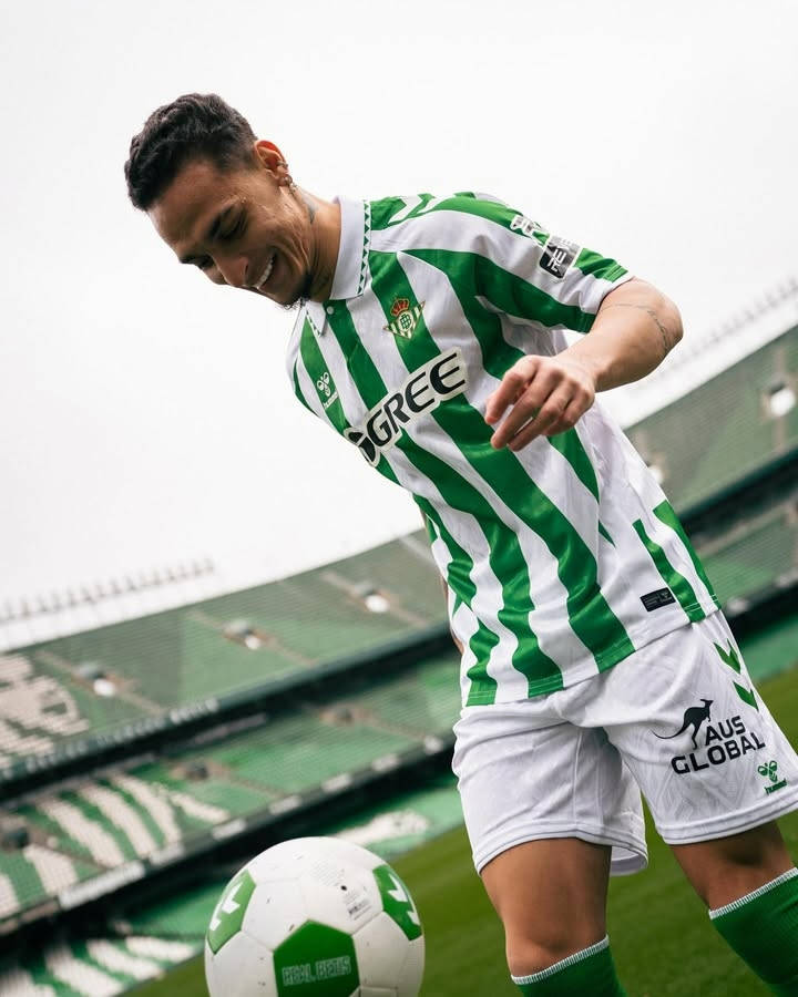 Anthony gia nhập Real Betis, gương mặt rạng rỡ.