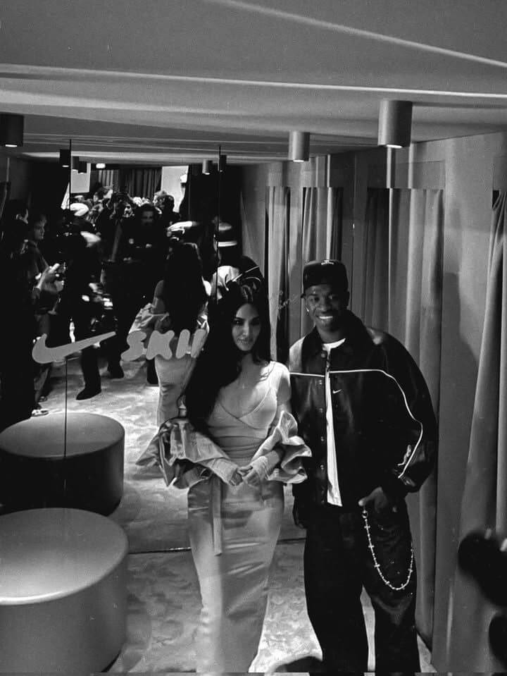Vinícius đến Paris dự sự kiện Nike, chụp ảnh và trò chuyện cùng Kim Kardashian