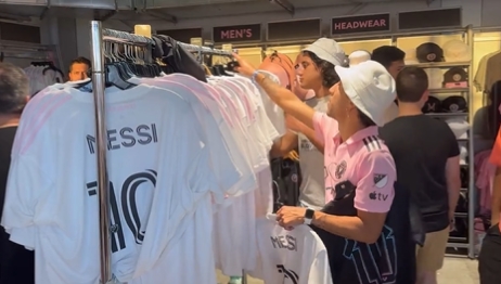 ไมอามี่รีสต๊อกเสื้อแข่งปี 2020 โดยมีชื่อของเมสซี่อยู่บนนั้น