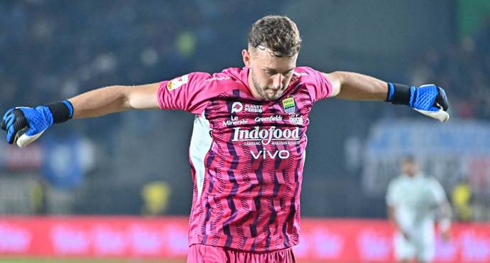 Persib’s ACL Two Exit Leaves Adam Przybek’s Future in Limbo.