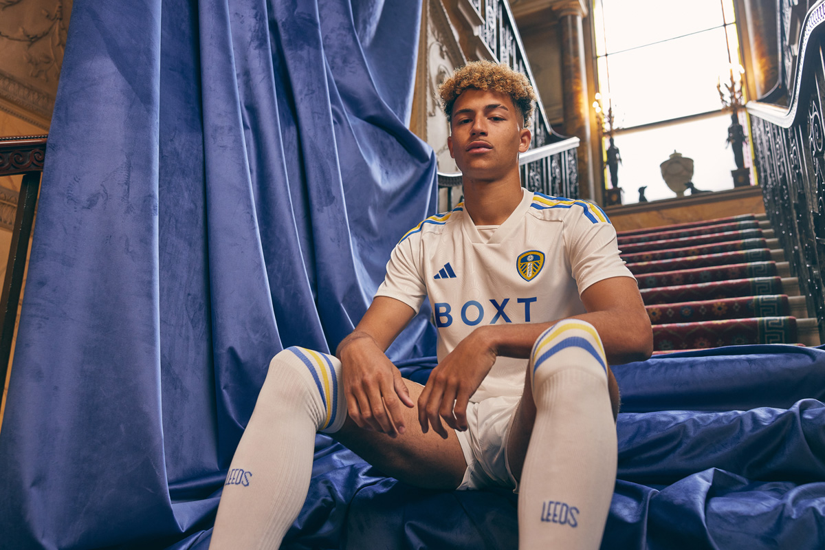 Áo đấu sân nhà của Leeds United 2023-24