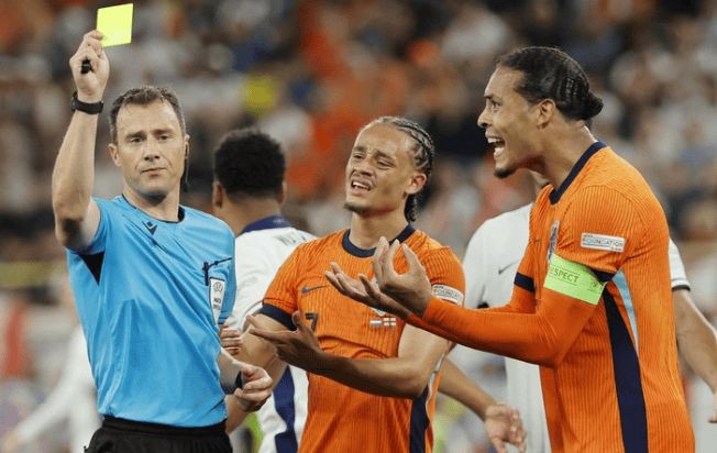 Koeman: Đó không phải là quả phạt đền, VAR đã phá hủy bóng đá; quyết định của Zwaye thật khó hiểu