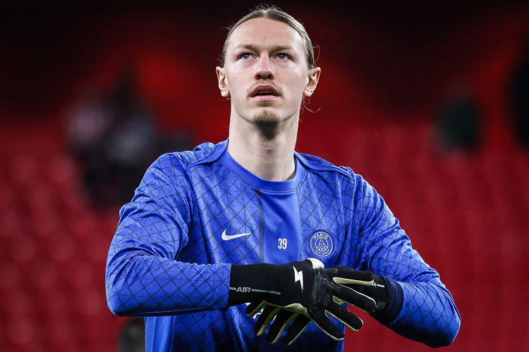 Báo Pháp chỉ trích Safonov, thủ môn PSG đang gây lo ngại