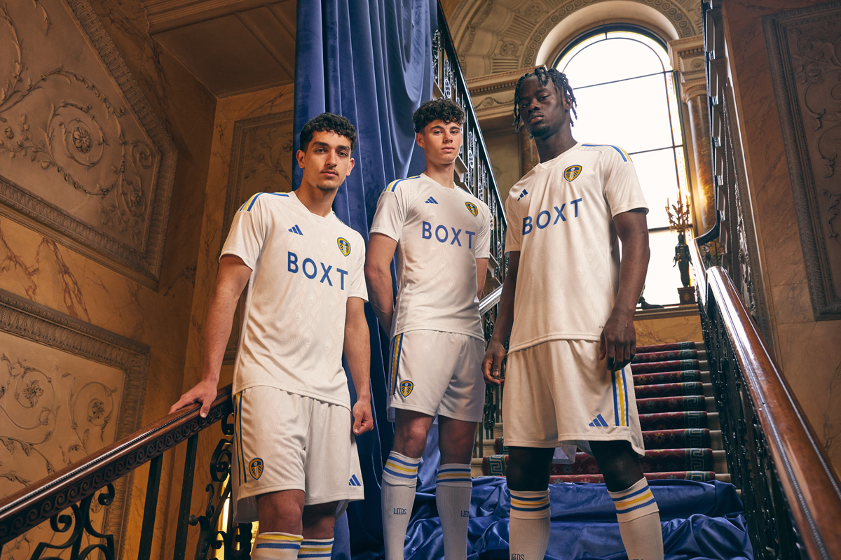 Áo đấu sân nhà của Leeds United 2023-24