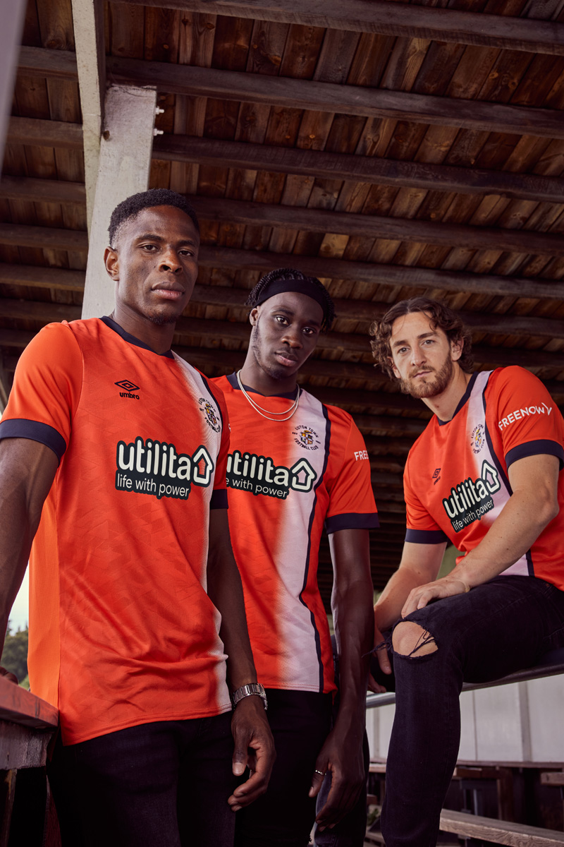 Áo Đấu Sân Nhà Của Luton Town 2023-24