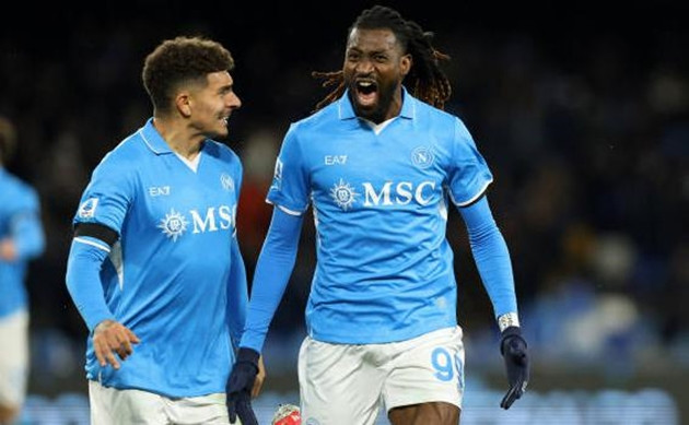 Napoli thắng dễ Verona, tiếp tục giữ ngôi đầu bảng