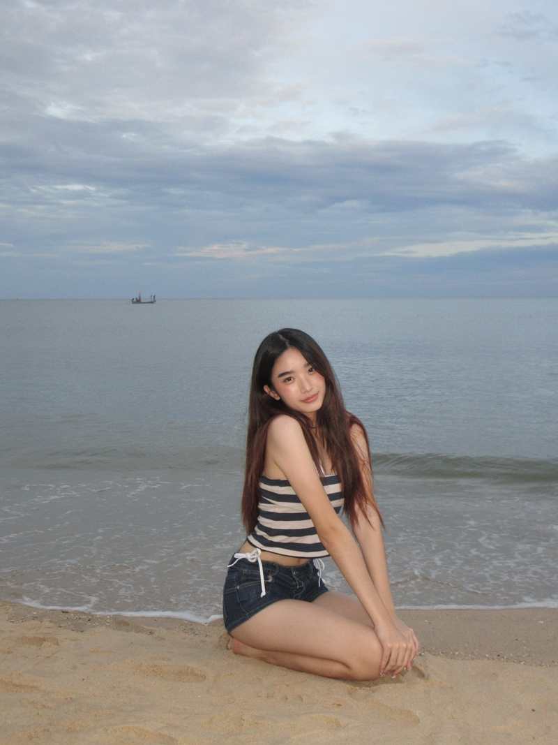 น้องณดา ลูกกบ สุวนันท์ สาดออร่าความสวยริมทะเล ทำชาวเน็ตกดไลก์สนั่น