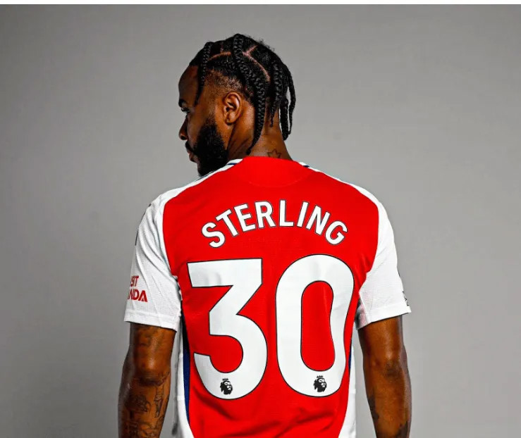 Sterling sẽ mặc áo số 30 của Arsenal mùa này