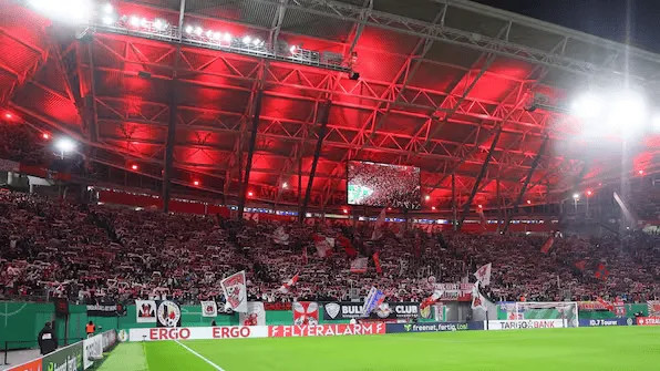 Một CĐV RB Leipzig liên tục chào kiểu Đức Quốc xã, có thái độ bài ngoại, bị cảnh sát cấm tham dự các trận đấu trên toàn quốc