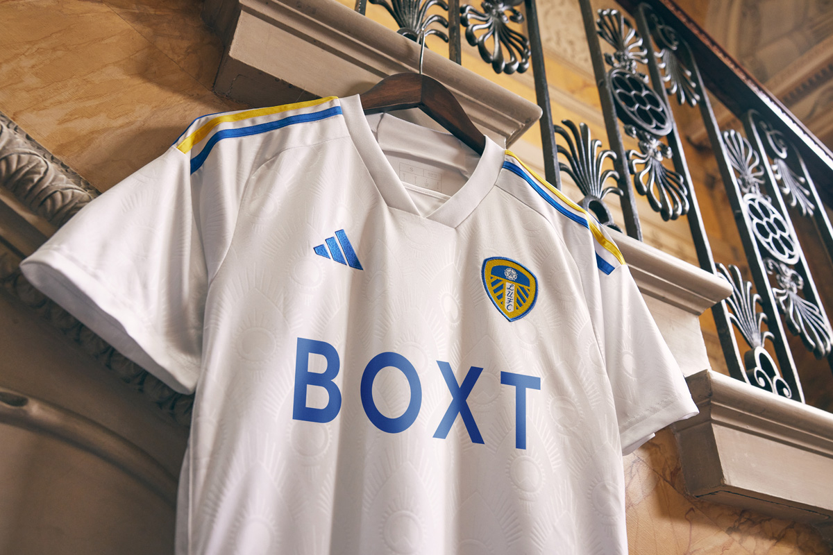 Áo đấu sân nhà của Leeds United 2023-24