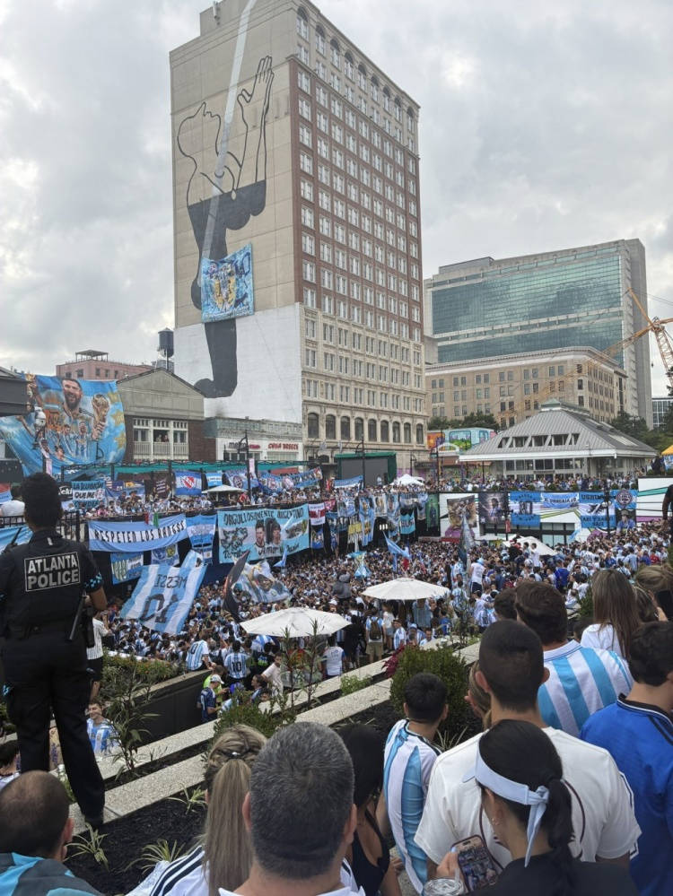 Phóng viên: CĐV Argentina đã