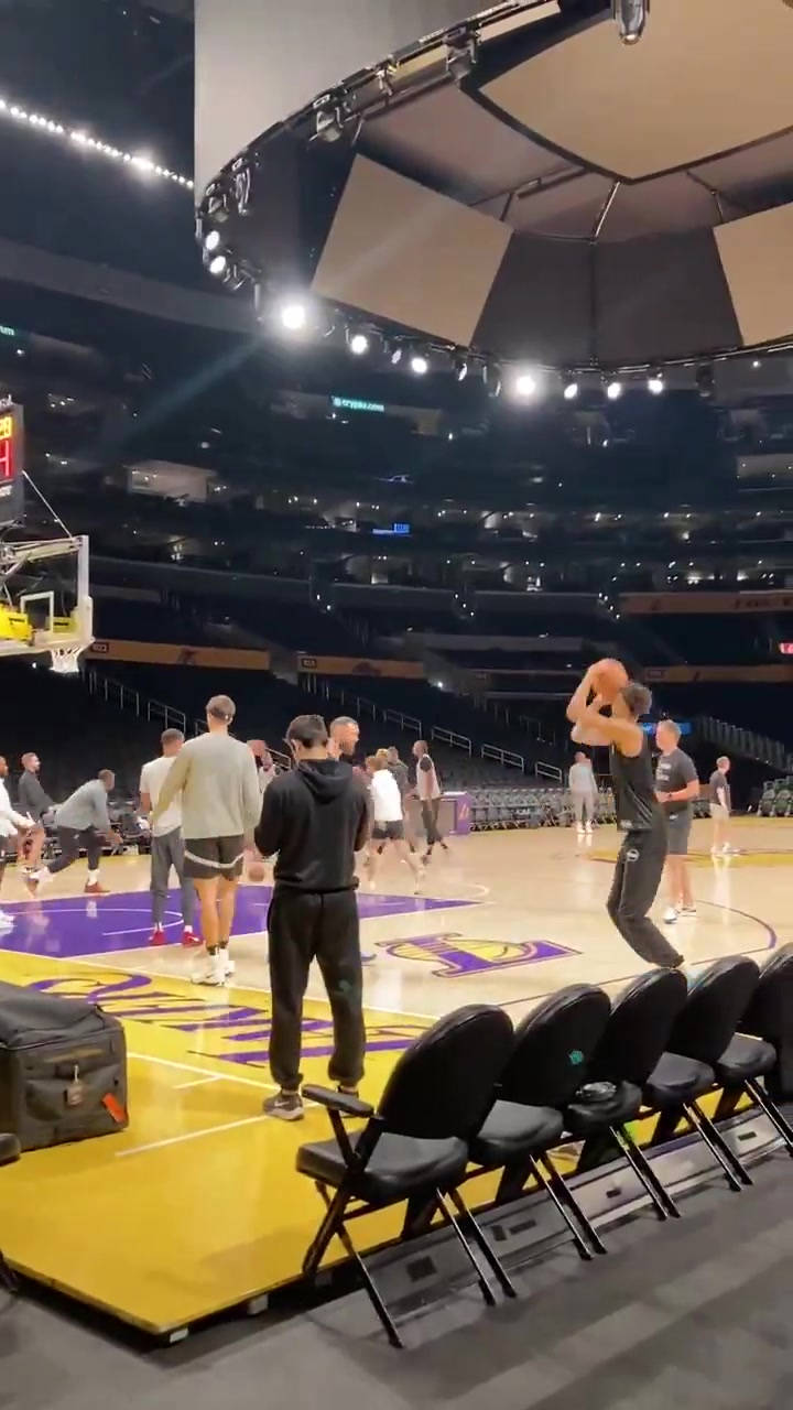 Trận đấu bị hoãn nhưng các cầu thủ Spurs vẫn hoàn thành buổi tập ném rổ tại sân nhà của Lakers